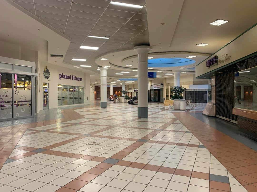 forstmeier's tweet photo. The mall from my hometown. Excellently liminal. https://t.co/f4DEIqLE9c