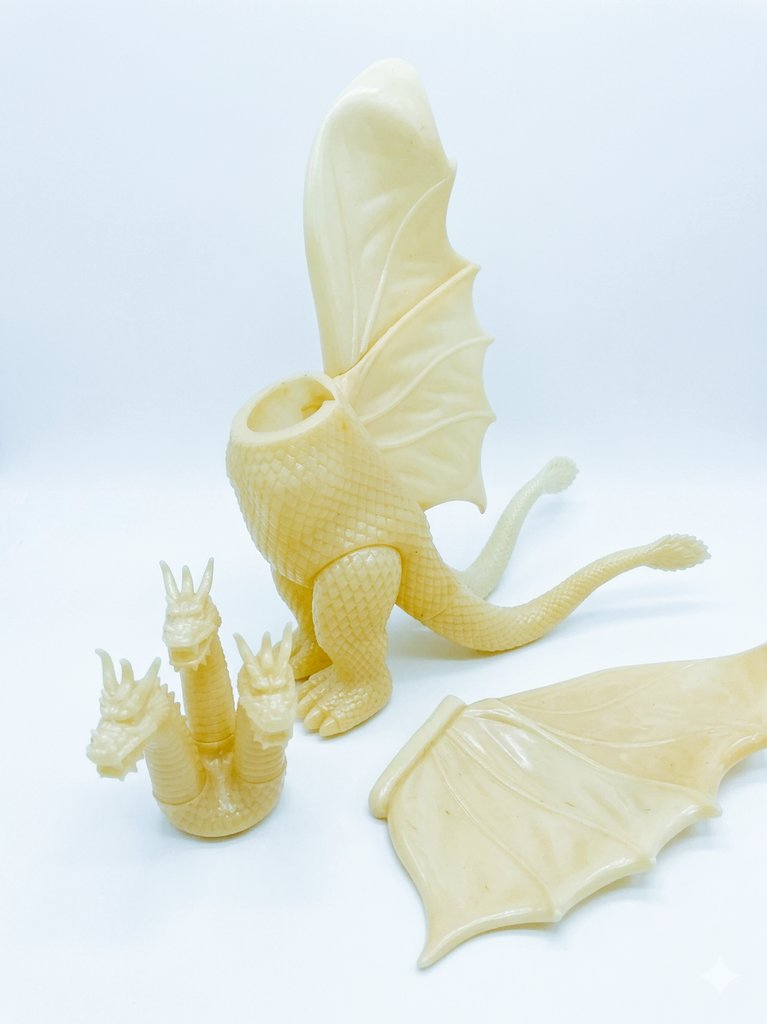 NaotoO90448's tweet photo. ずいぶん前にヤフオクで買わせていただいたマルサンのキングギドラ。破損品で翼が固定出来ない素体です。
最近、ようやく仕事が落ち着いてきたのでコツコツ修理してみたいと思います。
まずはお風呂入って綺麗にしよう！

 #マルサン
 #ブルマァク
 #キングギドラ  
 #ゴジラ
 #怪獣
 #レトロソフビ https://t.co/3ZbjjkcbWv
