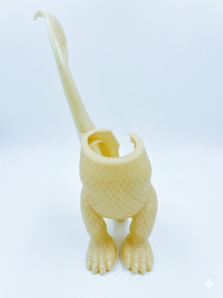 NaotoO90448's tweet photo. ずいぶん前にヤフオクで買わせていただいたマルサンのキングギドラ。破損品で翼が固定出来ない素体です。
最近、ようやく仕事が落ち着いてきたのでコツコツ修理してみたいと思います。
まずはお風呂入って綺麗にしよう！

 #マルサン
 #ブルマァク
 #キングギドラ  
 #ゴジラ
 #怪獣
 #レトロソフビ https://t.co/3ZbjjkcbWv