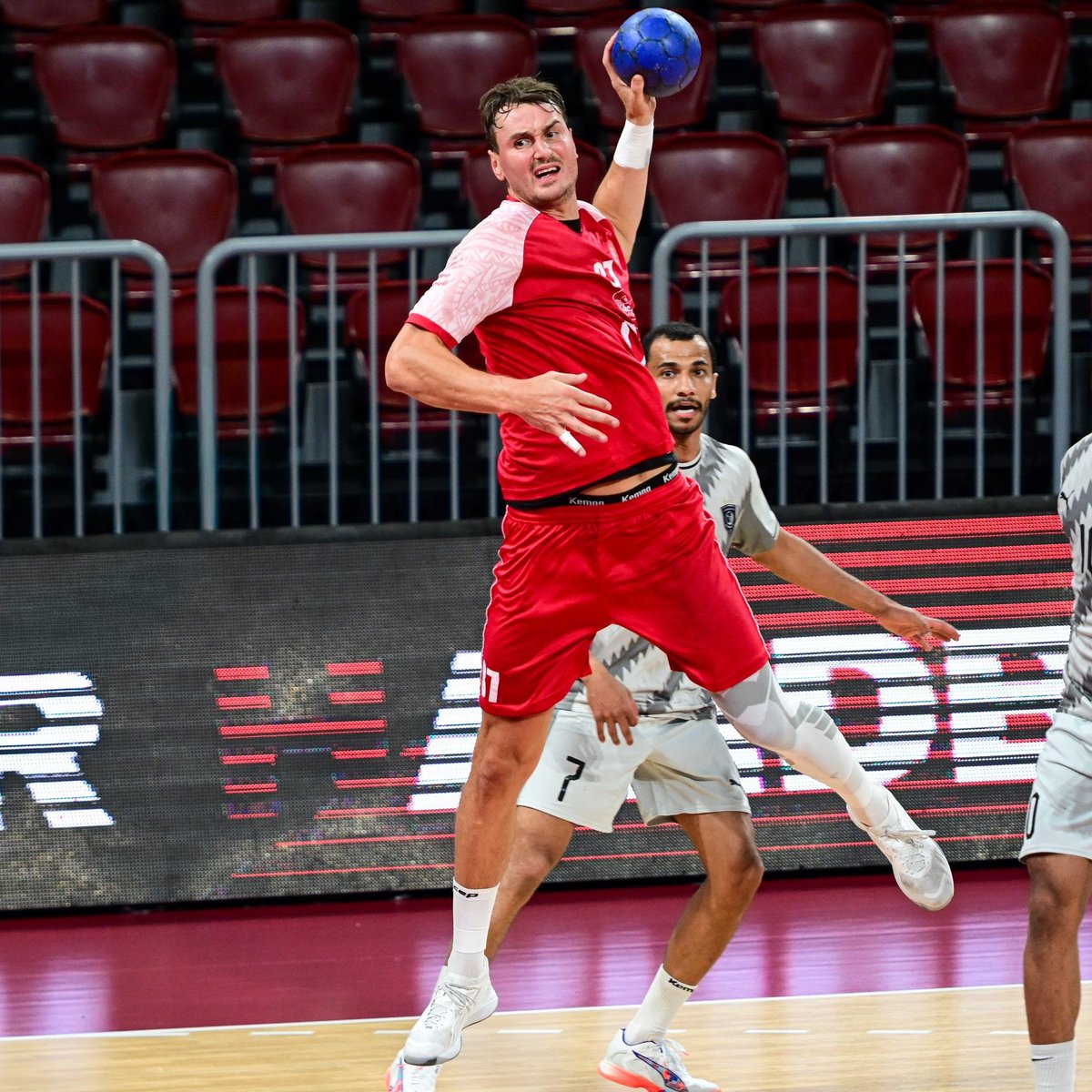 Handball_Arabic's tweet photo. 🇨🇿🚑 

الظهير الأيمن التشيكي ستانيسلاف كاشبريك سيغيب عن المشاركة مع نادي العربي القطري في بطولة آسيا بسبب الإصابة، وتم تعويضه بالظهير الأيمن الجورجي جيورجي تسخوفريبادزه. https://t.co/i3lBP3C5wY
