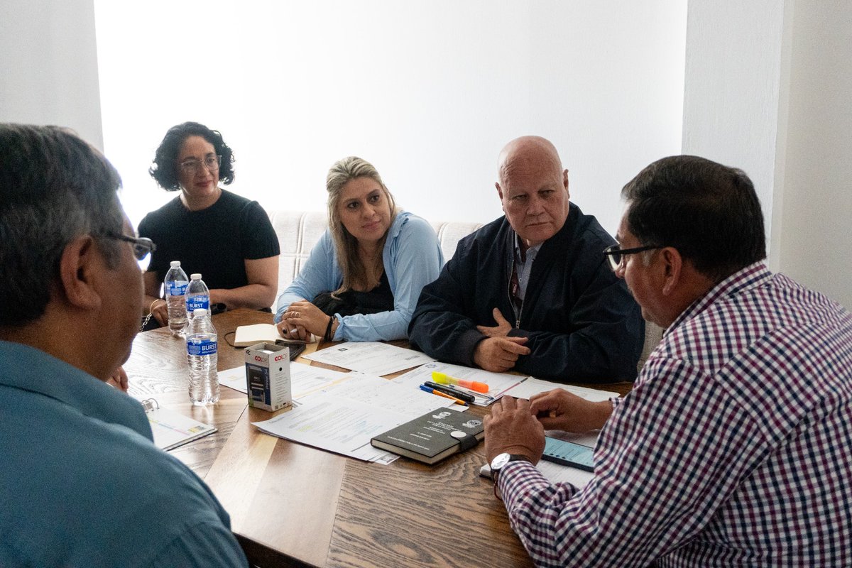 ICATEP_Oficial's tweet photo. 🤝 La coordinación entre instituciones abre nuevas oportunidades para el desarrollo de las comunidades.

Nuestro director general sostuvo una reunión de trabajo con el presidente del Concejo Municipal de Ahuazotepec, José Luis Cuevas Galindo, acompañado por integrantes del cuerpo de regidores, con el propósito de fortalecer la colaboración en materia de capacitación y formación para el trabajo.

Durante el encuentro se analizaron alternativas para acercar cursos y acciones de capacitación que contribuyan al fortalecimiento de habilidades, la profesionalización del personal y la generación de oportunidades para las y los habitantes del municipio.

La suma de esfuerzos permite construir mejores condiciones para el desarrollo regional, en concordancia con la visión de bienestar y crecimiento que impulsa el @Gob_Puebla .

#PorAmorAPuebla