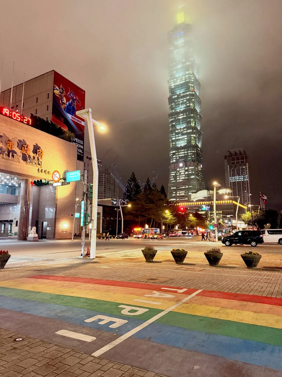 ashrafere's tweet photo. 毎日この街で忙しく過ごしていますが、時々立ち止まって夜景を眺めると、やっぱり夜はとても魅力的だと感じます。 https://t.co/dW9xrT9uxG