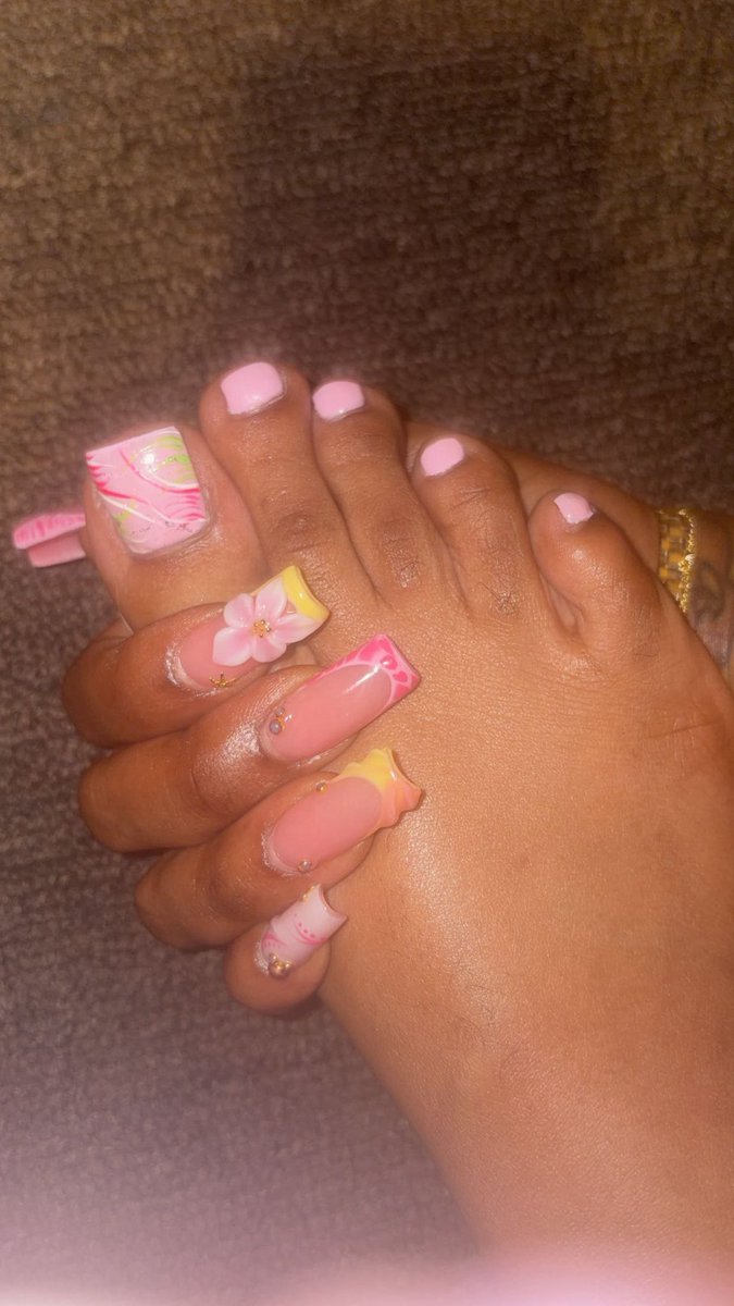 TipToeTiffy's tweet photo. Hey babes 💕 @TipToeTiffy is officially here 👣🦶🏽✨ #prettytoys #toes #solebeauty #footfetısh https://t.co/qOPvlqYw62