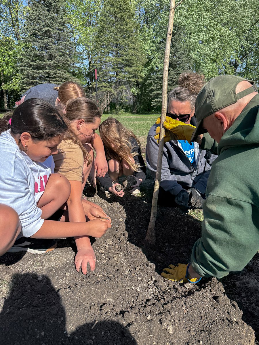 TreeTrust's tweet photo. A huge thanks to @CenterPoint Energy for partnering with us at @FalconRidge721 last month for @TreeTrust's Learning with Trees™ hands-on planting day! You went above-and-beyond, both sponsoring AND sending vehicles filled with employee volunteers!🌳

#CorporateVolunteers https://t.co/9vHYtPzJ5e