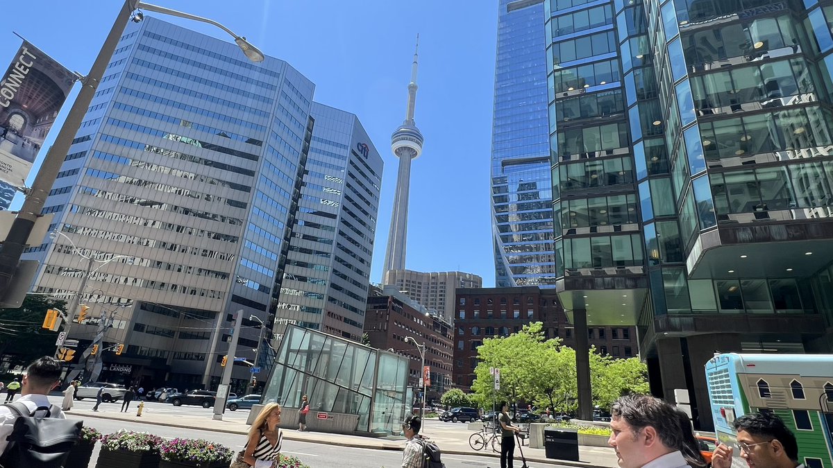 debaoki's tweet photo. Helllooo Toronto! https://t.co/db4LK9WNPr