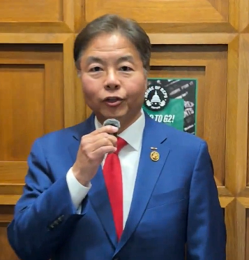 TweetsFromWA's tweet photo. @RealHickory Why are all Democrats too stupid to know that the little microphone has a clip to attach to clothing while recording? Do they think holding the little microphone like an idiot makes them appear intelligent? In his case, he's used to inserting foreign objects into his mouth. https://t.co/nojkxsqXtJ
