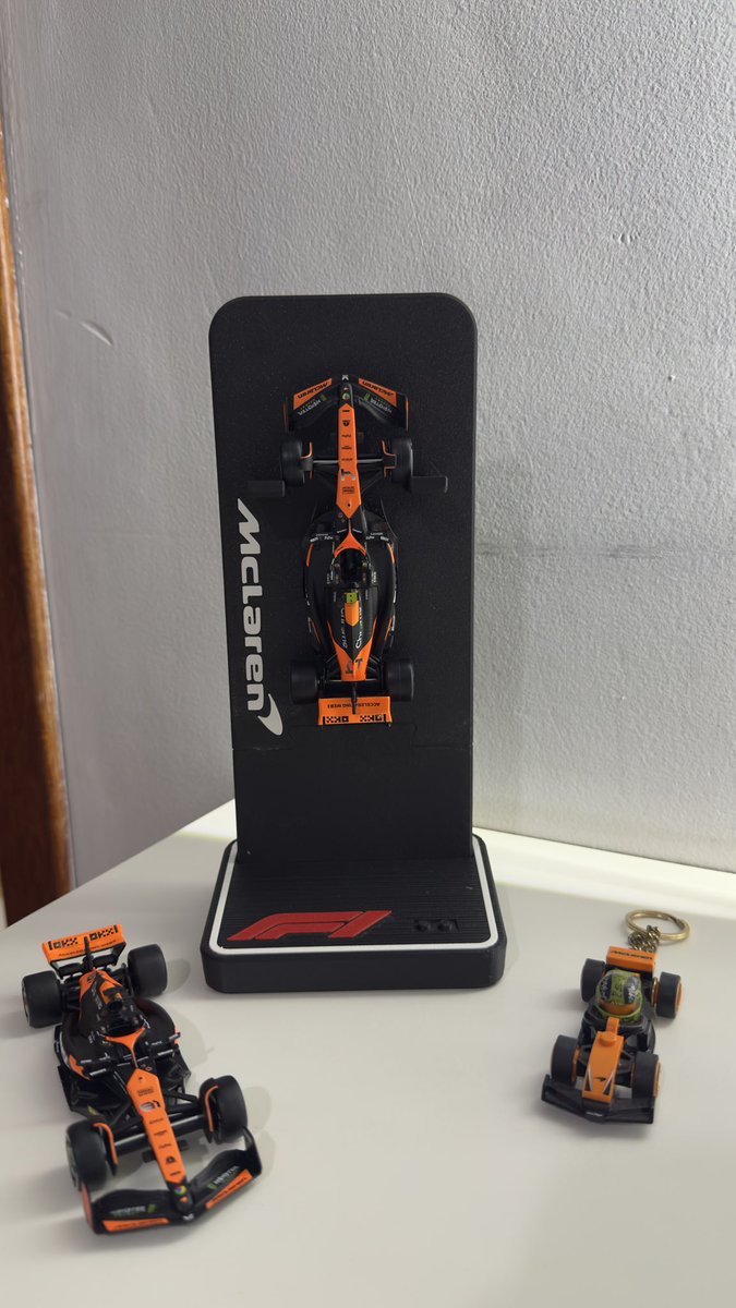 bieberln's tweet photo. gente vou vir aqui indicar um trabalho de um rapaz que ele faz arte em 3D, comprei um carrinho da fórmula 1 e mandei pra ele e ele fez um suporte pra mim, ficou a coisa mais linda!!! de quebra ainda pedi um circuito de interlagos, achei muito bem feito e foi baratinho https://t.co/vb5z7we47p
