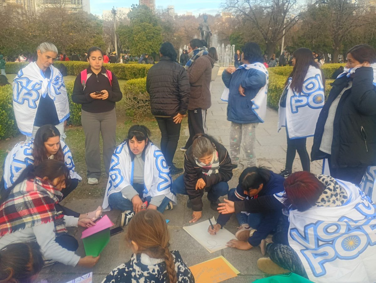 Volpopularok's tweet photo. 3J en todo el país.

Las calles gritan más fuerte que nunca Ni Una Menos.✊️💜 https://t.co/gkNoYA2mdd