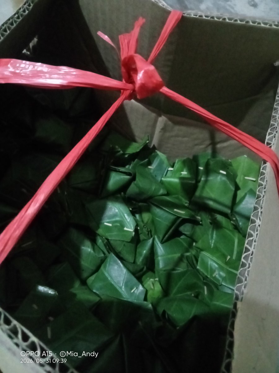 Mia_Kyushu's tweet photo. Kue² tradisional yang sempat aku icip² di Bandung, yang putih talam ebi, ada satu lagi burayot ga sempat kepoto. https://t.co/RpO0flpRA0