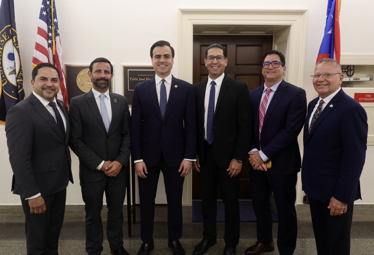 RepPabloJose's tweet photo. Hoy recibí en mi oficina a los representantes del PNP José Aponte, José Ché Pérez, Joel Franqui Atiles, Ángel Peña Ramírez y Gabriel Rodríguez Aguiló.

Y, por supuesto, no podía faltar un selfie con Aponte y mi retrato autografiado de Pedro Rosselló de 1997. 😄 https://t.co/wSSMvG7nnc