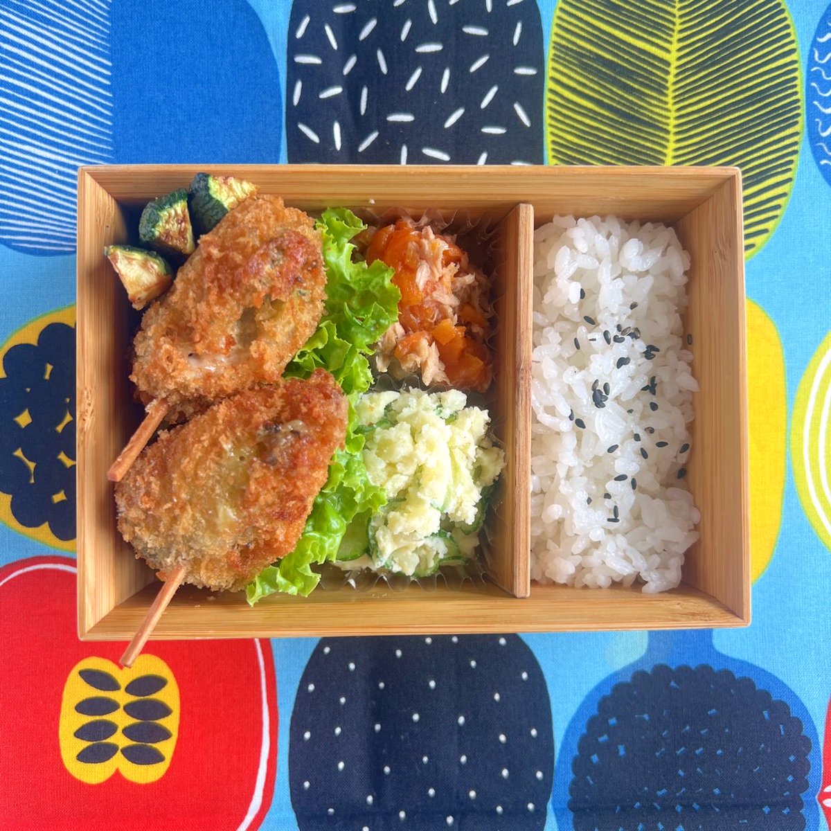 ucococon's tweet photo. 女子中学生のお弁当 Lv.9

アジのバジルチーズ巻きフライ
蒸しにんじんとツナのサラダ
ポテトサラダ
ズッキーニの素揚げ https://t.co/3UKC34zyiP