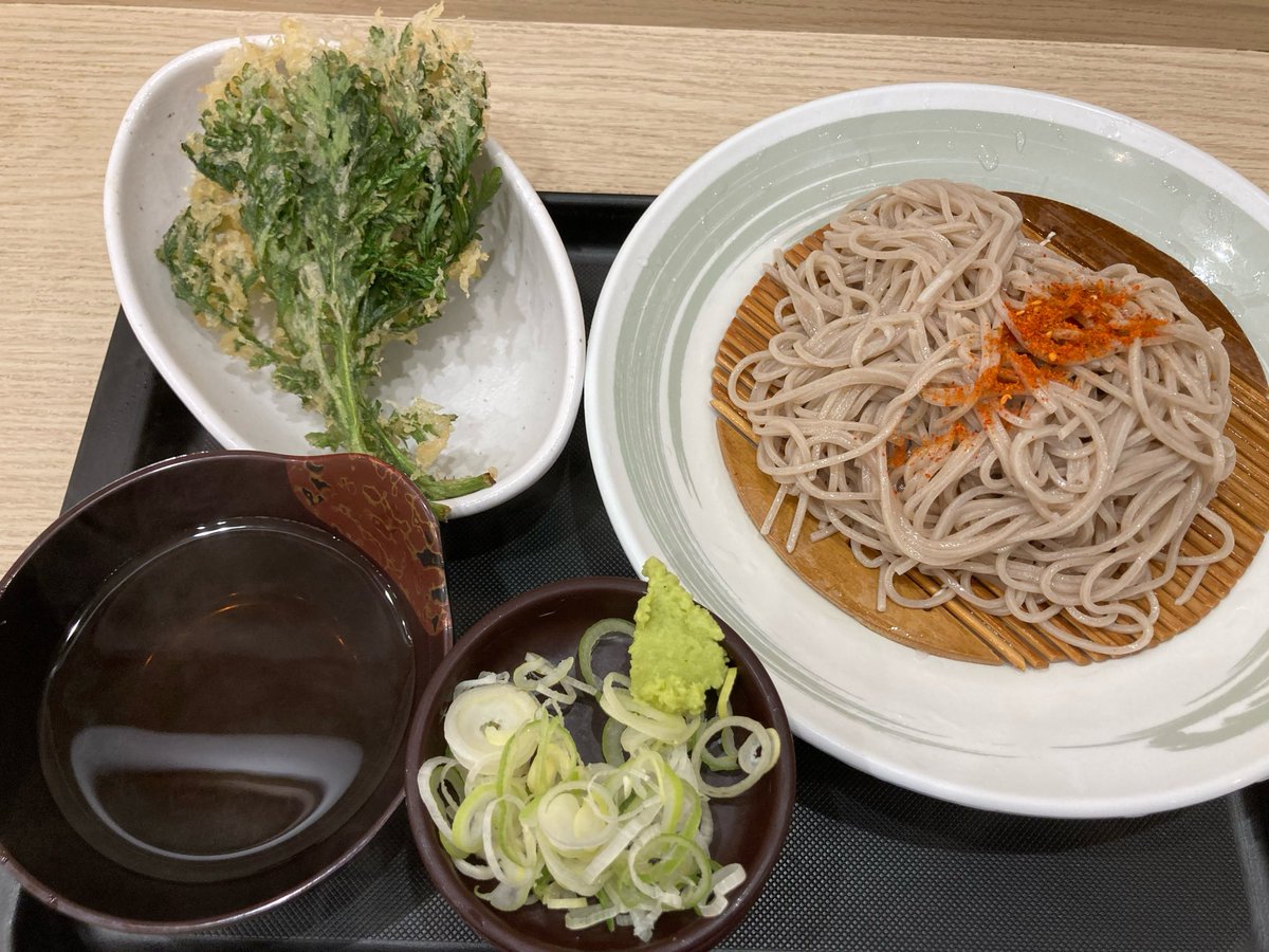 amaebinoodle's tweet photo. 今朝はしぶそばさんでもりそば¥420に春菊天¥210。春菊天もそろそろ食べ納めかな？明日から新メニューだそうです。 #立ち食いそば  #しぶそば  #春菊天 https://t.co/If3QrKgc5B