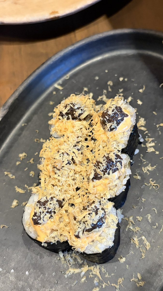 RodrigoDelgado's tweet photo. El sábado fuimos al brunch de Rekō en Reforma y por $700 nos echamos un rico buffet de comida japonesa y fusión con Hiroshito Peppers, Yakimeshi, Edamames y un sinfín de Nigiris, Handrolls y makis que incluían uno con chapulines, uno con Hamachi y chocolate oaxaqueño y más… https://t.co/9tf1gL6oYw