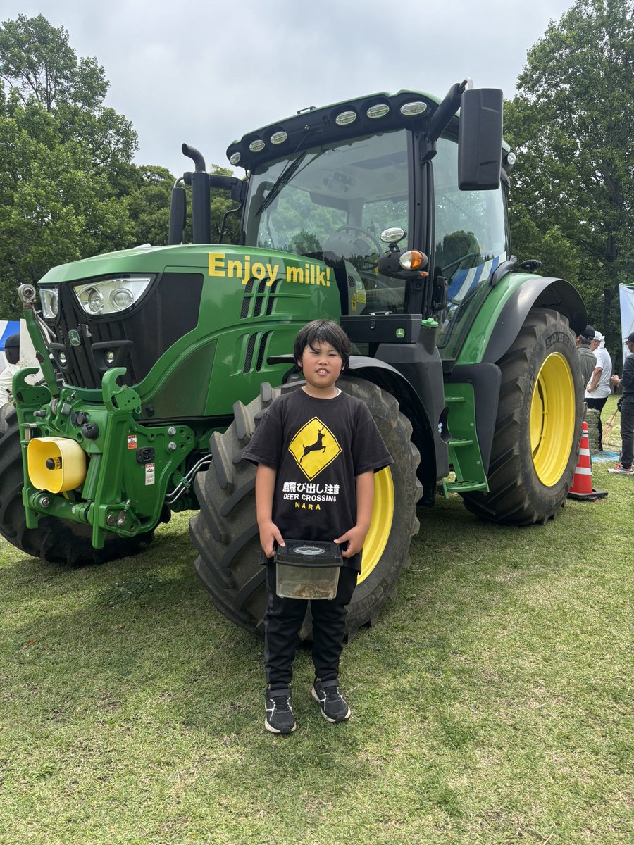 debiru0320's tweet photo. #牛乳月間
金谷さんのトラクター
かっこよぉ〜
#ちばミルクフェスティバル
森があったら、虫取りだよね💕 https://t.co/Ph0q8UfJVz