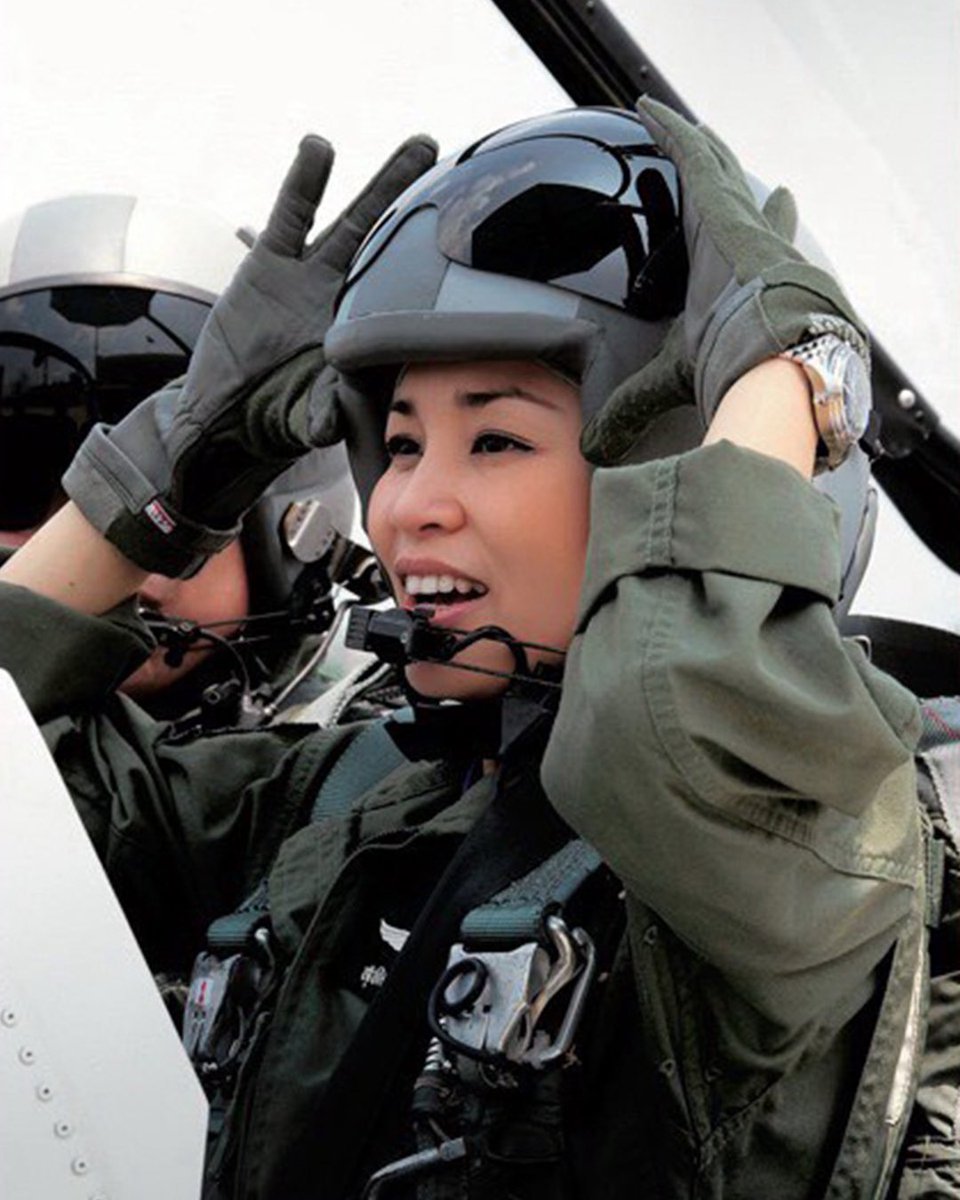 huang_huixian's tweet photo. “นักบินหญิงพระองค์แรก ที่ทรงฝึกนักบินขับไล่”
พระปรีชาสามารถ “สมเด็จพระราชินีสุทิดาฯ” พระราชินีแห่งกองทัพอากาศไทย 

จากมีการเปิดเผยถึงพระปรีชาสามารถด้านการทหารอันน่าทึ่งของสมเด็จพระนางเจ้าสุทิดาฯ พระบรมราชินี นั่นคือ พระองค์ทรงผ่านหลักสูตรการอบรมด้านการบินที่สำคัญ ทำให้ทรงเป็นนักบินหญิงที่ทรงฝึกบินกับกองทัพอากาศ และทรงฝึกเป็นนักบินขับไล่

โดยพระองค์ทรงสำเร็จการฝึกและศึกษาตามหลักสูตรการบินของหน่วยฝึกการบินพลเรือนกองทัพอากาศ เมื่อวันที่ 8 ธันวาคม พ.ศ. 2553 ทรงทำการบินกับเครื่องบินแบบ Cessna T 41

ต่อมาทรงสำเร็จการฝึกและศึกษาตามหลักสูตรศิษย์การบินทหารบกอากาศยานปีกติดลำตัว ชั้นมัธยม ของโรงเรียนการบินทหารบก เมื่อวันที่ 16 มกราคม พ.ศ. 2555 ทรงทำการบินกับเครื่องบิน Cessna T 41

จากนั้นทรงสำเร็จการฝึกและศึกษาตามหลักสูตรการบินของโรงเรียนการบิน กองทัพอากาศ เมื่อวันที่ 6 ธันวาคม พ.ศ. 2555 ทรงทำการบินกับเครื่องบินแบบ CT-4E และ PC-9 ทั้งนี้ทรงฝึกบินขั้นต้นด้วยเครื่องบินแบบ CT-4E ของทหารอากาศ หรือที่รู้จักกันในชื่อ Chicken โดยทรงเข้ารับการอบรมวิชาภาคพื้นก่อนทำการบิน เมื่อวันที่ 22-30 มีนาคม พ.ศ. 2554 รวมเวลา 36 ชั่วโมงบิน จากนั้นทรงฝึกบินภาคอากาศอีกจำนวน 24 เที่ยวบิน รวมเวลา 38.35 ชั่วโมงบิน โดยทรงบินเดี่ยว 25 นาที

ต่อมาในเดือนเมษายน พ.ศ. 2555 ทรงฝึกบินกับเครื่องบินฝึกขับไล่แบบ 19 หรือ PC-9 ของโรงเรียนการบินกำแพงแสนทหารอากาศ โดยทรงเข้ารับการอบรมวิชาภาคพื้นก่อนทำการบิน รวมเวลา 20 ชั่วโมงบิน และทรงฝึกบินภาคอากาศอีกจำนวน 57 เที่ยวบิน รวมเวลา 78.1 ชั่วโมงบิน

โดยภายหลังเสร็จสิ้นการฝึกอบรมทั้งหมด ผู้บัญชาการทหารอากาศได้ทูลเกล้าทูลกระหม่อมถวายปีกนักบินทหารอากาศ ใบประกาศนียบัตรนักบินทหารอากาศ ชุดปาร์ตี้สูท PATCH ผ้าพันคอ และหมวก แด่สมเด็จพระนางเจ้าสุทิดาฯ

นอกจากนี้พระองค์ยังเสด็จฯ ไปทรงฝึกและศึกษาการบินเพิ่มเติม ณ สหพันธ์สาธารณรัฐเยอรมนี ทรงผ่านการทดสอบและได้รับใบอนุญาตนักบินของสหภาพยุโรป ออกใบอนุญาตโดย สำนักงานการบินพลเรือน แห่งสหพันธ์สาธารณรัฐเยอรมนี ดังนี้ ใบอนุญาตนักบินส่วนบุคคล PPL(A) ทรงทำการบินกับเครื่องบิน Cessna 172, Mooney M-20, Piper PA-34 Seneca ใบอนุญาตนักบินพาณิชย์ตรี CPL(A) โดยมี Type Rating ของเครื่องบินแบบ Boeing 737 300-900 และใบอนุญาตนักบินพาณิชย์เอก (ATPL-Theory)

ต่อมาทรงได้รับใบอนุญาตนักบินพาณิชย์เอก จากสำนักงานการบินพลเรือนแห่งประเทศไทย และปัจจุบันทรงปฏิบัติหน้าที่ในตำแหน่งนักบินผู้ช่วย ทำการบินกับเครื่องบินพระราชพาหนะ Boeing 737-400 และ Boeing 737-800

#ทรงพระเจริญ