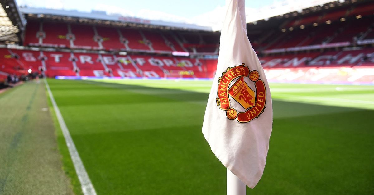 ReutersUK's tweet photo. Glazer family members studying Manchester United stake sale, Bloomberg News reports https://t.co/1bAYU71FIv https://t.co/1bAYU71FIv https://t.co/mTQE3jyy6T