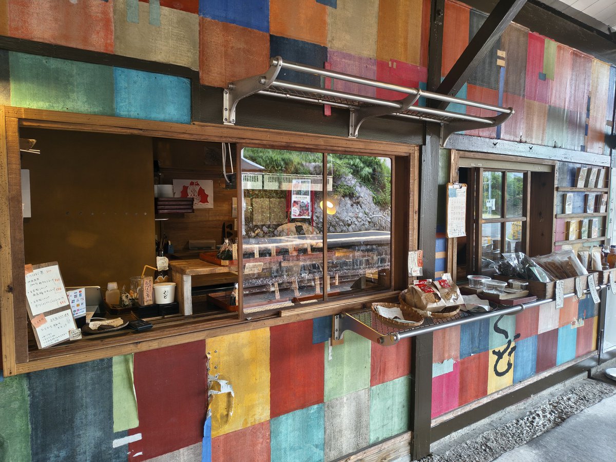 osam's tweet photo. 九度山駅の『おむすびスタンドくど』で朝食。具だくさんのおむすびが美味しい https://t.co/ON5O366AZn