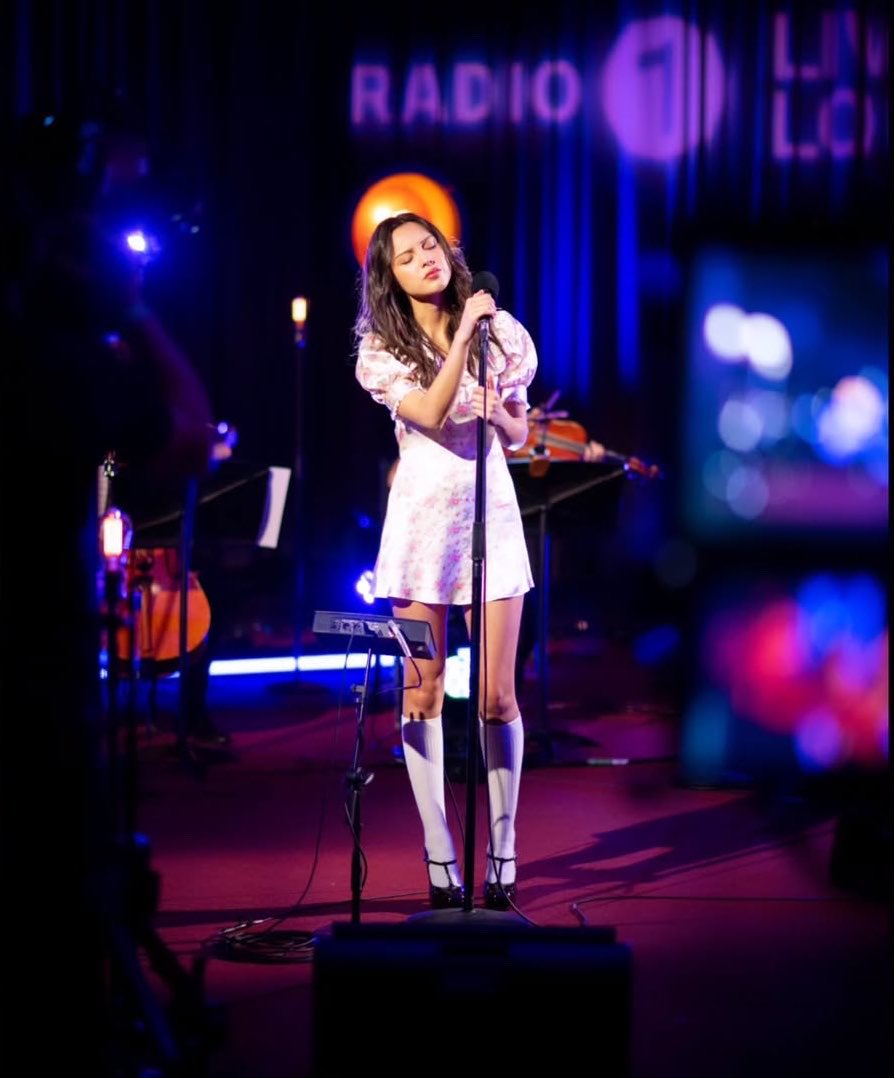 LIVIES_ID's tweet photo. Foto terbaru Olivia selama performnya di BBC Radio 1! 😍 (1/2)

©️James Watkins https://t.co/tC8C3QrhFn