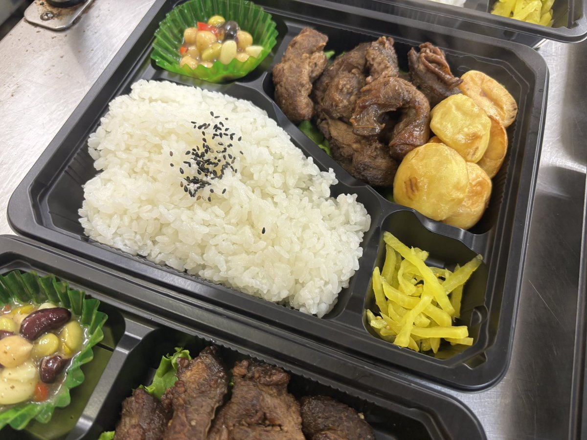 5pF71Jnaq6adLfI's tweet photo. 【お昼のランチ】
　飛鳥ランチ
麻辣担々麺
　　（冷）
ミニチャーハン
春巻き

山椒のしびれる辛さが、たまらん、麻辣担々麺です😊

店内入り口では、お持ち帰り用のお弁当を販売しております😊
本日、豚のハラミ弁当を、販売しております😊
料理長特製弁当です😊
数量限定です😊 https://t.co/4xlEmDeIg6