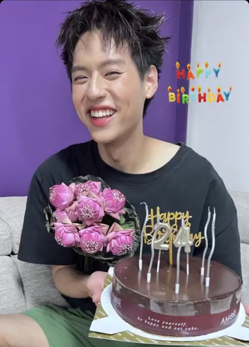 bk178cm's tweet photo. ทฤษฎีเตรียมเสื้อผ้าให้กันป้าเชื่อนะเว้ย ตอนนั้นพีไปแฮปอ้วนมีชุดเสื้อดำเกงเขียวพาดไว้ วันต่อมามันใส่เสื้อดำเกงเขียวจริง แล้วตอนนี้ใส่เสื้อผ้าเหมือนกันแทบทุกวัน ใครเตรียมให้วะน่ะ😍 https://t.co/bF54wz92Lw
