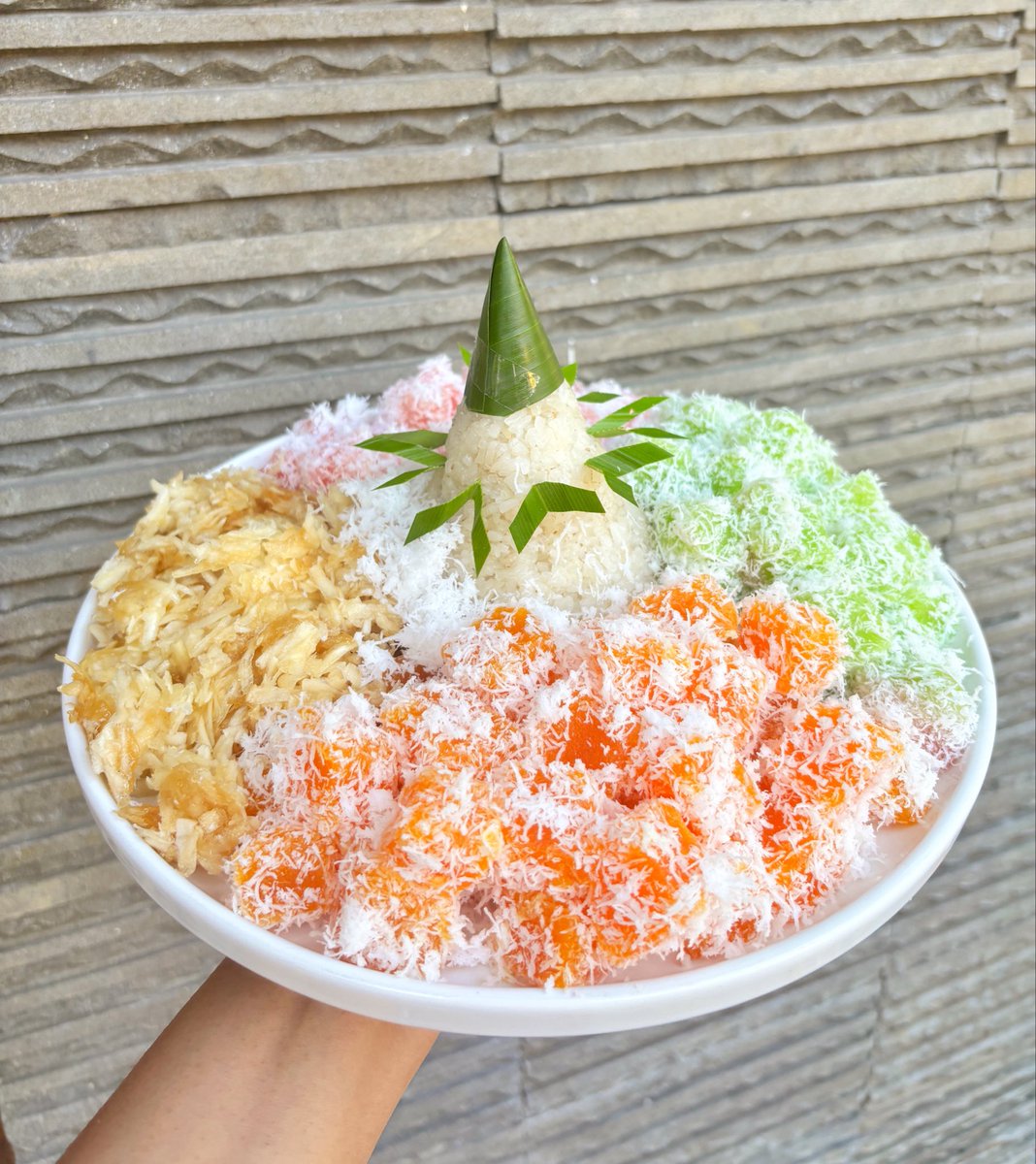 vikatae1's tweet photo. Mama aku pagi-pagi udah bikin cenil, lopis, dan sawut🍡🍡

Gemeccc warnanya😭🫶🏻

Le cenil 🥖😋 https://t.co/KtFkBvWwHS