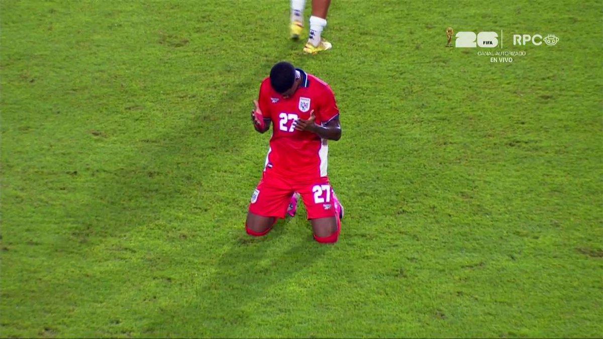 deportes_rpc's tweet photo. ¡Dándole gracias a Dios! ⚽️🙏🏻🇵🇦

Kadir Barría agradeciendo a Dios por su gol. 

#EstoyMareaRoja https://t.co/qdx96ZYPFO