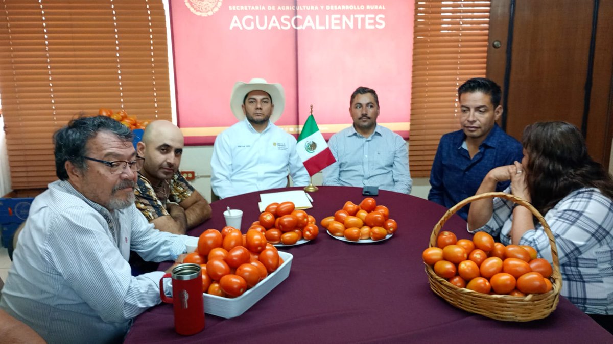 columbalopezg's tweet photo. La fuerza del campo está en su gente y en su capacidad de organizarse.

Hoy, productoras y productores de distintas regiones del país participaron, en tiempo real, en la firma del Acuerdo Nacional para el Ordenamiento de la Producción, Abasto, Comercialización y Precio Justo del Jitomate, una iniciativa que, bajo la visión de nuestra Presidenta @Claudiashein y la participación voluntaria de actores de la cadena productiva, fortalece la planeación productiva, impulsa la comercialización directa y contribuye a construir condiciones más justas para quienes producen y consumen.

#PrecioJustoDelJitomate #TransformandoElCampoMexicano