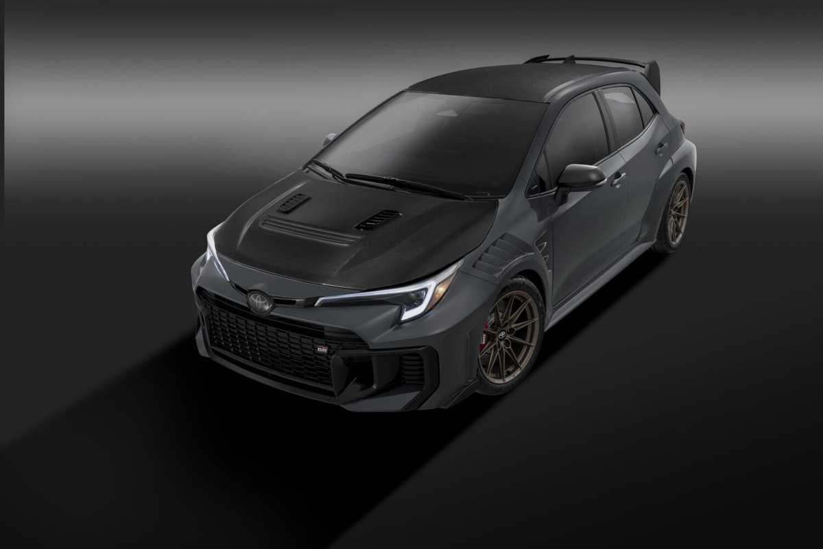 OverdriveNewsPR's tweet photo. Toyota lleva el GR Corolla al extremo con el nuevo GRMN

Toyota presentó el nuevo GRMN Corolla 2026, una versión más radical y enfocada en circuito del ya conocido GR Corolla. Desarrollado bajo la filosofía de GAZOO Racing de crear mejores autos a través del automovilismo, el modelo representa la máxima expresión de desempeño dentro de la gama Corolla. El GRMN, siglas de Gazoo Racing tuned by Meister of Nürburgring, fue desarrollado con el único objetivo de ofrecer una experiencia de manejo más intensa y precisa para los entusiastas. 

Para lograrlo, Toyota recurrió a su experiencia en competencias de resistencia y extensas pruebas en el Nürburgring, considerado uno de los circuitos más exigentes del mundo.
Más que un simple aumento de potencia, el enfoque estuvo en mejorar la conexión entre conductor y vehículo. El GRMN Corolla recibe modificaciones específicas en suspensión, aerodinámica, dirección y sistema de tracción integral. También suma neumáticos Michelin Pilot Sport Cup 2, pensados para mayor agarre en conducción de alto desempeño.

El motor turbo de tres cilindros y 1.6 litros fue revisado para aumentar el torque de 295 a 302 lb-pie, con énfasis en mejorar la respuesta en la zona media del tacómetro, particularmente al salir de curvas. Además, Toyota eliminó los asientos traseros como parte de una reducción de peso de 66 libras frente al GR Corolla Premium.

Otro detalle importante es que el GRMN Corolla estará disponible únicamente con transmisión manual de seis velocidades, una decisión coherente con su enfoque más purista. Aunque Toyota aún no ha revelado precio ni volumen de producción, todo apunta a que será un modelo de disponibilidad bien limitada, especialmente considerando su desarrollo específico, su enfoque de circuito y su posicionamiento dentro de la familia GR.

📸: Toyota