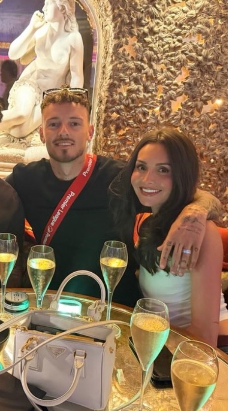 ArsenalN7's tweet photo. He still hasn’t taken that medal off 🥇😂 https://t.co/CqP05DZDWS
