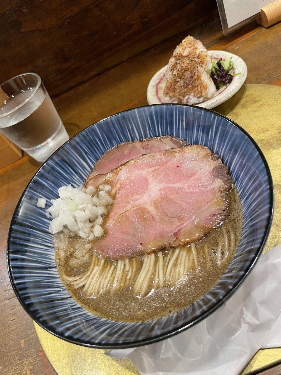 michyhiro's tweet photo. 『RAMEN SHIGENO』さん @静岡市
・のどぐろ煮干の極みそば【限定】 1550円
・焦がし醤油のおにぎり 250円

「早朝は控えよう…。」無〜理〜でこちラ。
旨味凝縮特濃スープにパッツン麺♡
思わず追加のオニギリ&amp;今日から登場「柚子七味」と共に 完！飲！
ごちそうさまでした‼︎   🙏 https://t.co/Z5YtVTX00Y