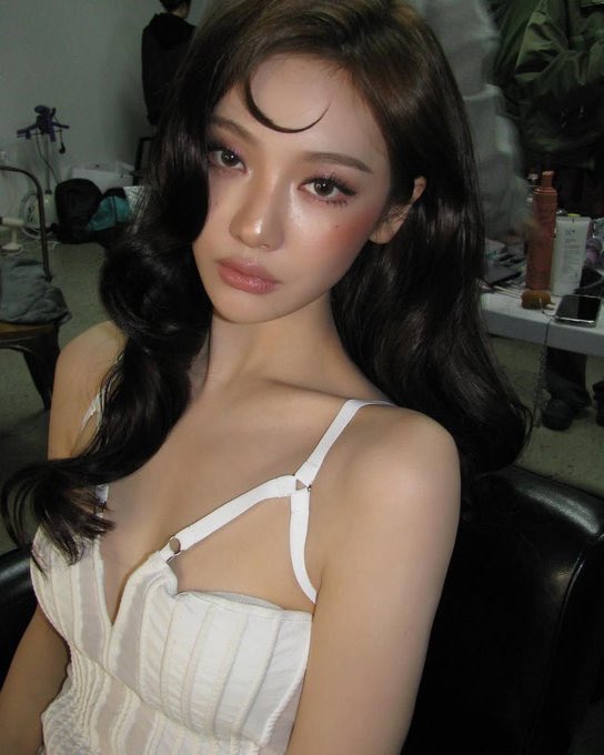 isitdae's tweet photo. old hollywood waves and one curl on the forehead. you could cover the rest of the photo and still know it's ningning https://t.co/f1SuJCde84