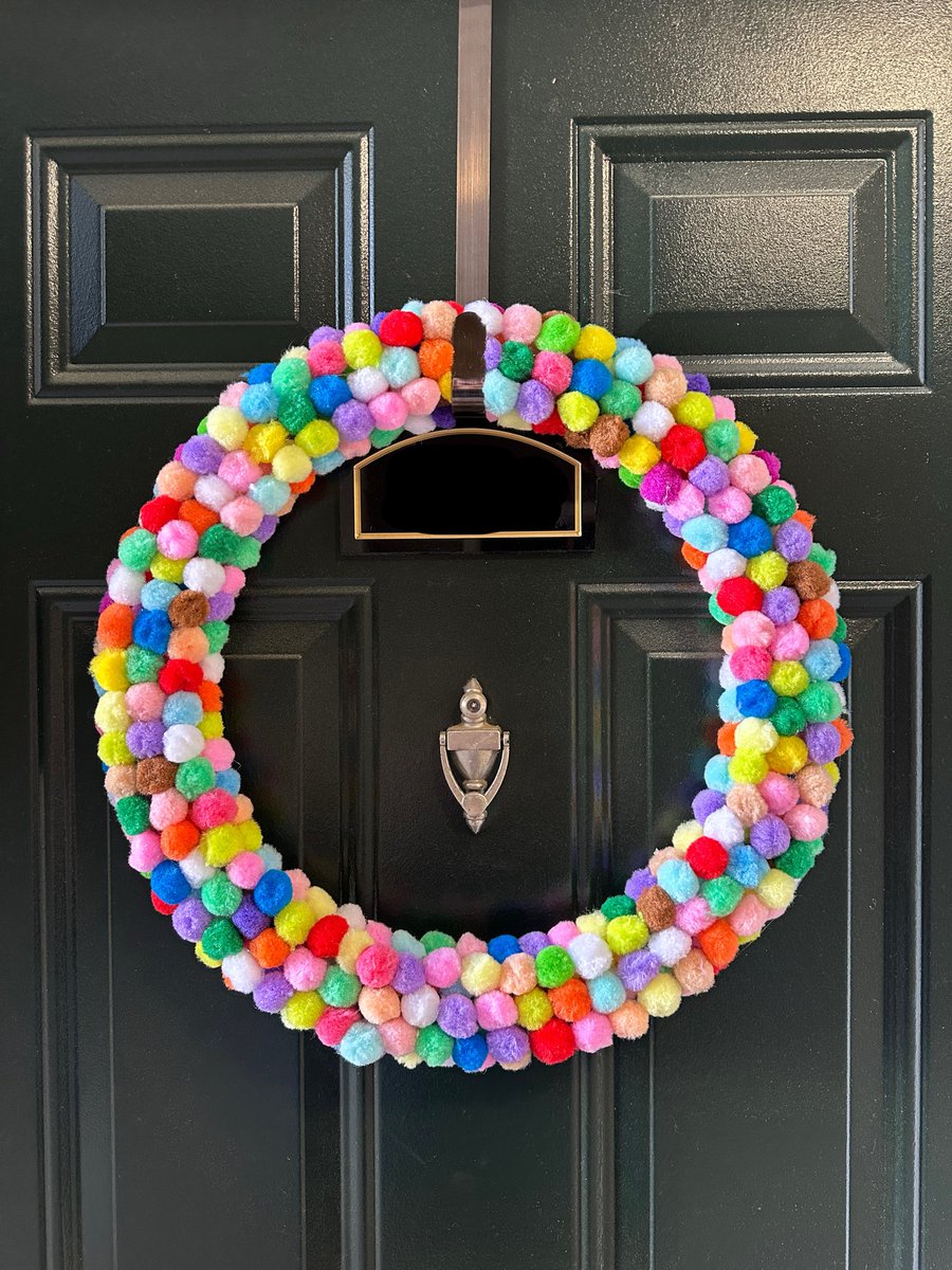 otblourry's tweet photo. felt crafty and made a festive wreath for my door 💜🌈 https://t.co/BLeTTVZiZk