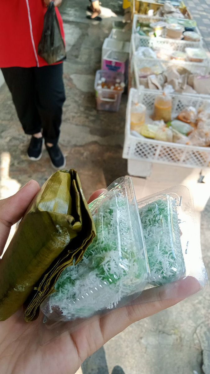 crownlessdawn's tweet photo. ㅤ
ㅤㅤSelamat pagi, selamat hari Kamis. Jangan lupa sarapan, semuanya. Hari ini klepon langganan saya naik seribu rupiah. まじで。😮‍💨
ㅤ https://t.co/b2WPie7mEU