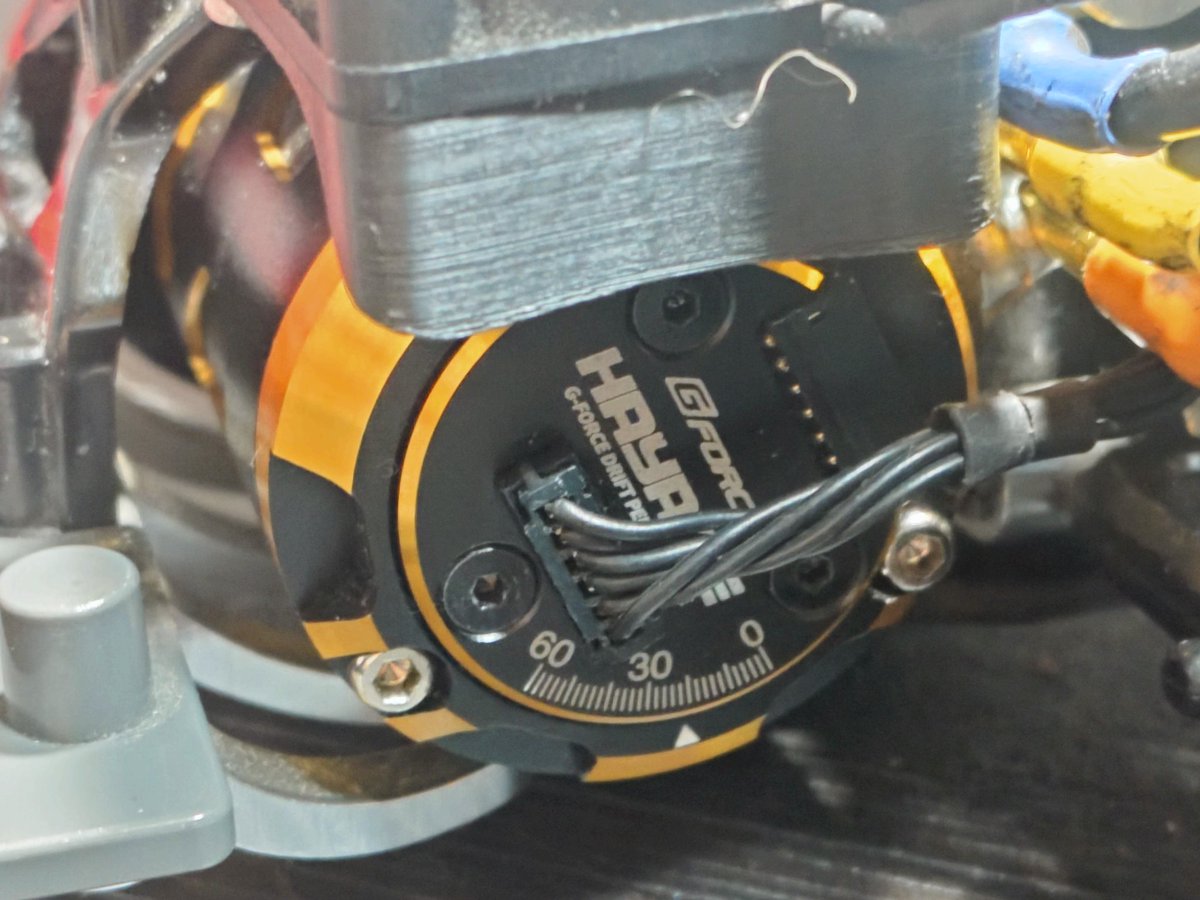 nobu4642's tweet photo. アスラーダ小変更

タイロッドにOリングを挟んで
ロール規制
進角を45→40に落とす
リアナックルを トーイン１度→３度に変更

どれ位変わるかはわかりません😁
#サイバーフォーミュラ
#アスラーダ
#ラジドリ
#CF35ht
#走りに行きてぇ https://t.co/vPUc6DcGxZ