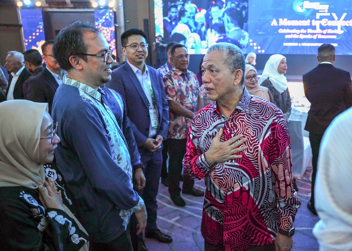PetraJayaMP's tweet photo. Kuala Lumpur | 3 Jun 2026 | Rabu

Pada sebelah malam sempena hari pertama Persidangan Peralihan Tenaga 2026 (ETCon26) saya berkesempatan menghadiri Majlis Makan Malam “A Moment To Connect ~ Celebrating The Threads Of Heritage And The Sparks of Tommorow”.

Majlis berkenaan turut dihadiri Ketua Setiausaha Kementerian Peralihan Tenaga dan Transformasi Air (PETRA) 
 Dato’ Sri Haji Mad Zaidi Mohd Karli ; Pengerusi Tenaga Nasional Berhad (TNB) , Tan Sri Abdul Razak Abdul Majid serta Presiden dan Ketua Pegawai Eksekutif TNB, Datuk Ir. Ts. Shamsul Ahmad

ETCon26 anjuran TNB disertai kira-kira 80 penceramah dari Malaysia dan luar negara. Ia menghimpunkan lebih 4,000 delegasi, termasuk pembuat dasar, pelabur, pakar industri, dan ahli akademik dari lebih 60 negara, bagi membincangkan agenda peralihan tenaga dan hala tuju sektor tenaga masa depan.

Berteraskan tema “Tenaga dan Kecerdasan Buatan (AI): Sinergi untuk Peralihan Tenaga”, ETCon26 disandarkan pada tiga teras kandungan utama, iaitu:
* Tenaga untuk AI (Energy for AI)
* AI untuk Tenaga (AI for Energy)
* Peralihan Tenaga untuk Masyarakat (Energy Transition for People)

Ketiga-tiga teras ini bertujuan meneroka bagaimana tenaga dan teknologi kecerdasan buatan dapat saling melengkapi dalam memacu peralihan tenaga yang mampan, inklusif dan berdaya tahan demi manfaat masyarakat serta pembangunan masa hadapan.

#ETCON26
#PETRA 
#MalaysiaMADANI