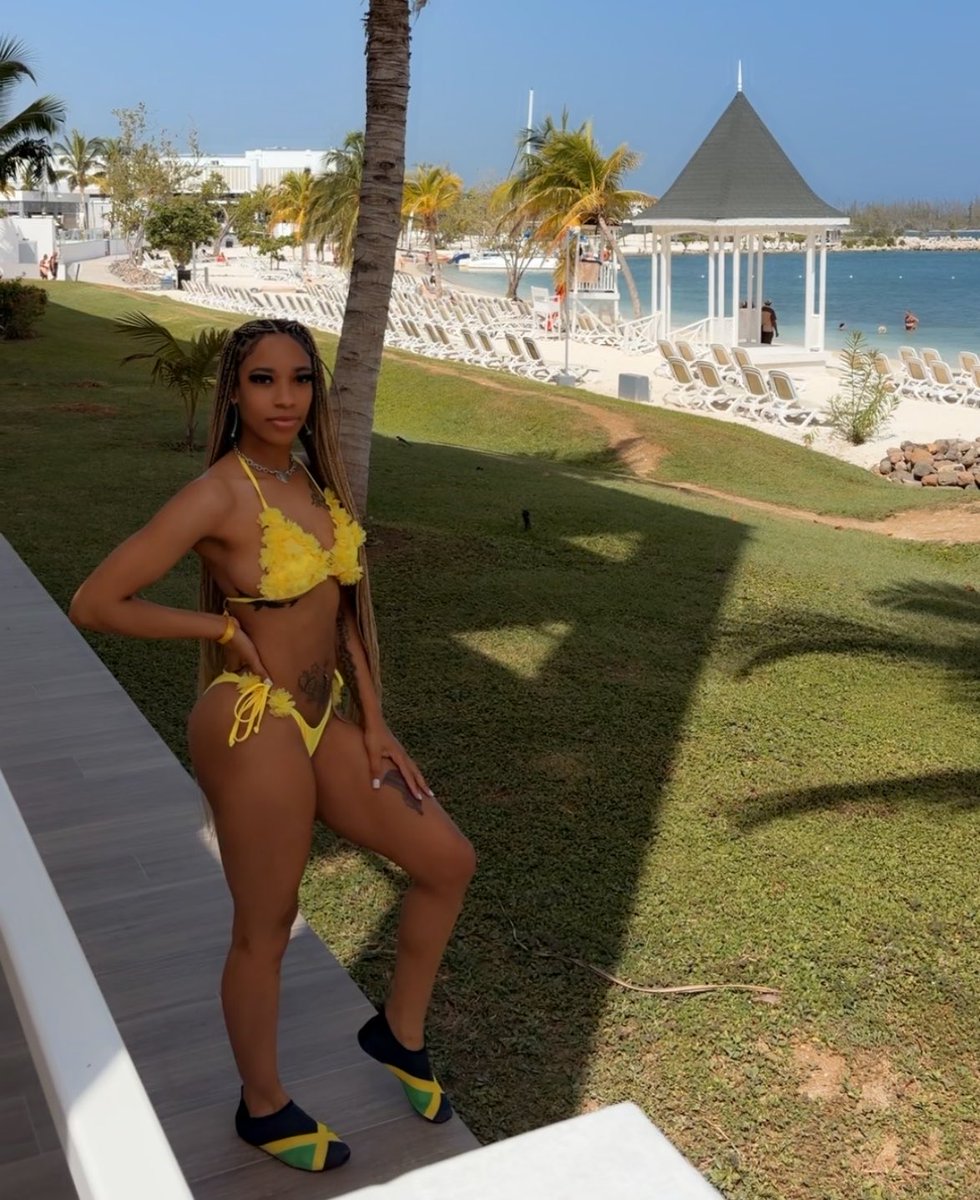 honeyhoney2x's tweet photo. Last time I checked I was running this shit, no debate! Fly out the country, post up on an island, cause I’m getting sick of the states! 🏝️🍯💛 https://t.co/fcMEhvGQGQ