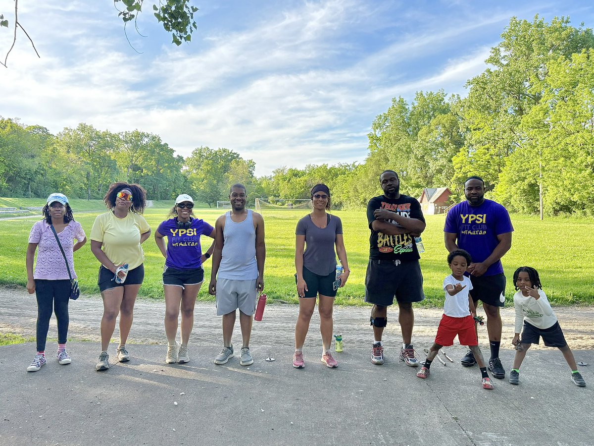 SouthsideQue's tweet photo. Shout out to the Fit club for getting it in today ! Didn’t let a lil change in scenery get to em! I will say please wear your work out shoes while we walk at frog island … it gets  dusty as we are walking on sand ! https://t.co/nOwVvTDFl3