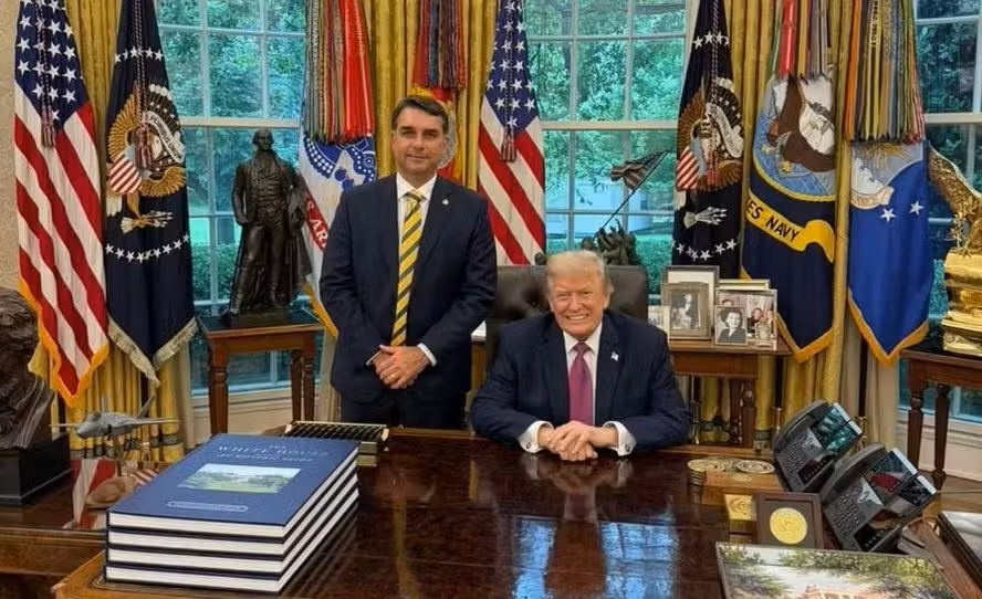 TrumpTheDumbOff's tweet photo. Trump tariffs Brazil 🇧🇷, pushes a historic partner toward China/Russia, and still poses with Flávio, a Brazilian surrounded by a major corruption scandal. Strange? 🤔 In the $DUMB era, even geopolitics became a meme: dumb by name, less naive than Washington. 🃏 https://t.co/7UYGIecdfC