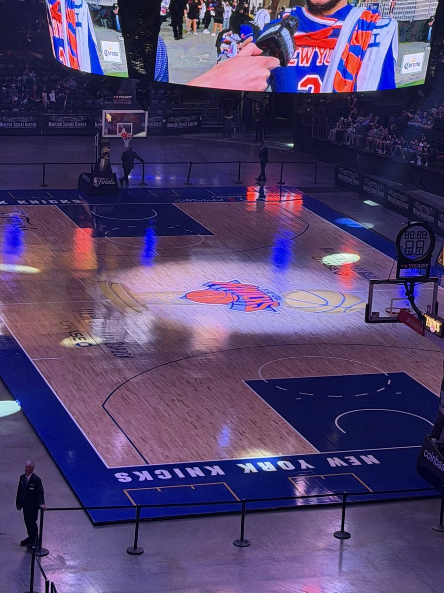 Steve_0314's tweet photo. I want to cry😭👇🏽

Not a great view but seeing is FUCKING AMAZING 

#AlwaysKnicks https://t.co/taAjAvpmb3