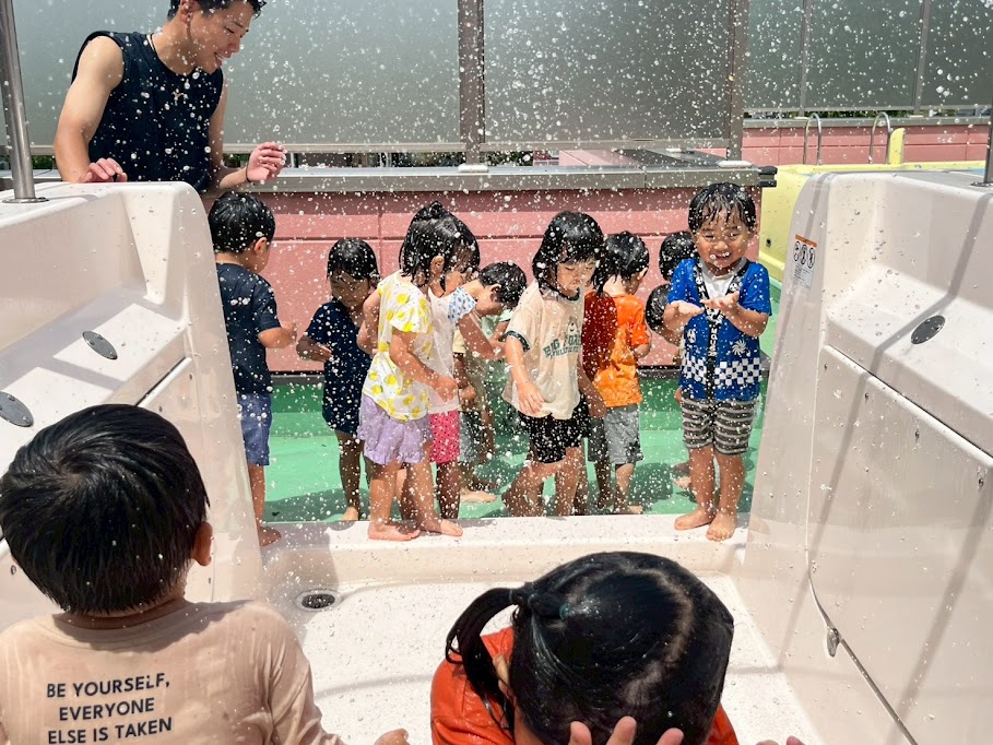 SYochien's tweet photo. 年少さんです。

ついに始まった水遊び!!
今日はシャワーのところで水遊びしました。
つめたーい！たのしいー！
と子ども達。

夏しかできないのでたくさん水遊びをしたいと思います。 https://t.co/ZoSxs7LvpY