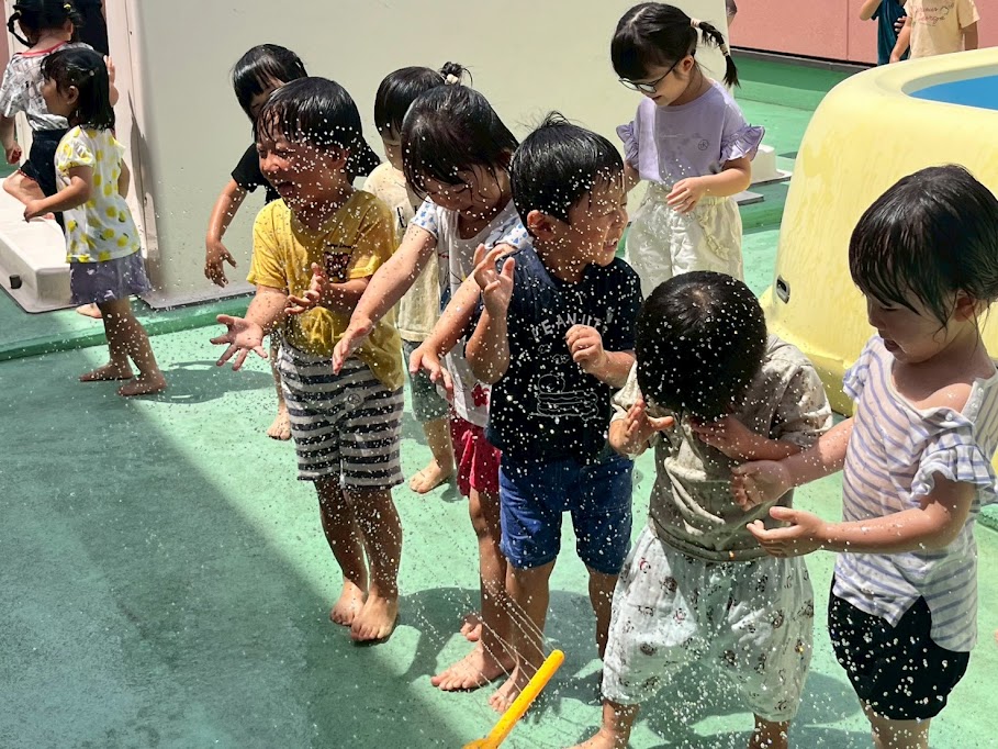 SYochien's tweet photo. 年少さんです。

ついに始まった水遊び!!
今日はシャワーのところで水遊びしました。
つめたーい！たのしいー！
と子ども達。

夏しかできないのでたくさん水遊びをしたいと思います。 https://t.co/ZoSxs7LvpY