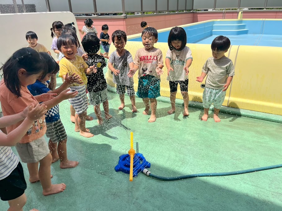 SYochien's tweet photo. 年少さんです。

ついに始まった水遊び!!
今日はシャワーのところで水遊びしました。
つめたーい！たのしいー！
と子ども達。

夏しかできないのでたくさん水遊びをしたいと思います。 https://t.co/ZoSxs7LvpY