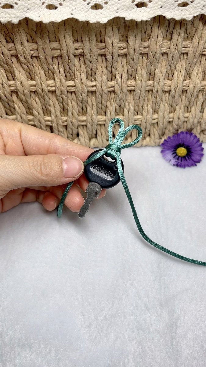 RegyhellM's tweet photo. Get crafty this weekend! Make a woven phone keychain with just colored yarn and a cardboard scrap – super easy, cute, and perfect for customizing your stuff. https://t.co/zCRa0lMglT
