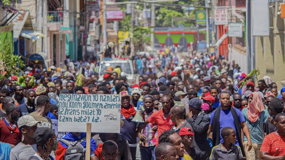 AnonCase999's tweet photo. @suzepierre4 @Soniabladet she clearly mixed lmfaoo she look like the typical haitian to u? if anything homegirl looks more dominican. would she not stand out in these crowds of haitian people? https://t.co/VjZBYl8x3K