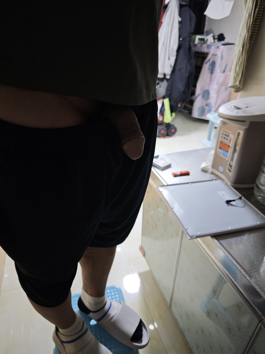wh03070307's tweet photo. 家里灯坏了，叫师傅来帮忙换灯，趁他不注意，偷偷把他裤子脱了下来 https://t.co/alOJYYOpr3