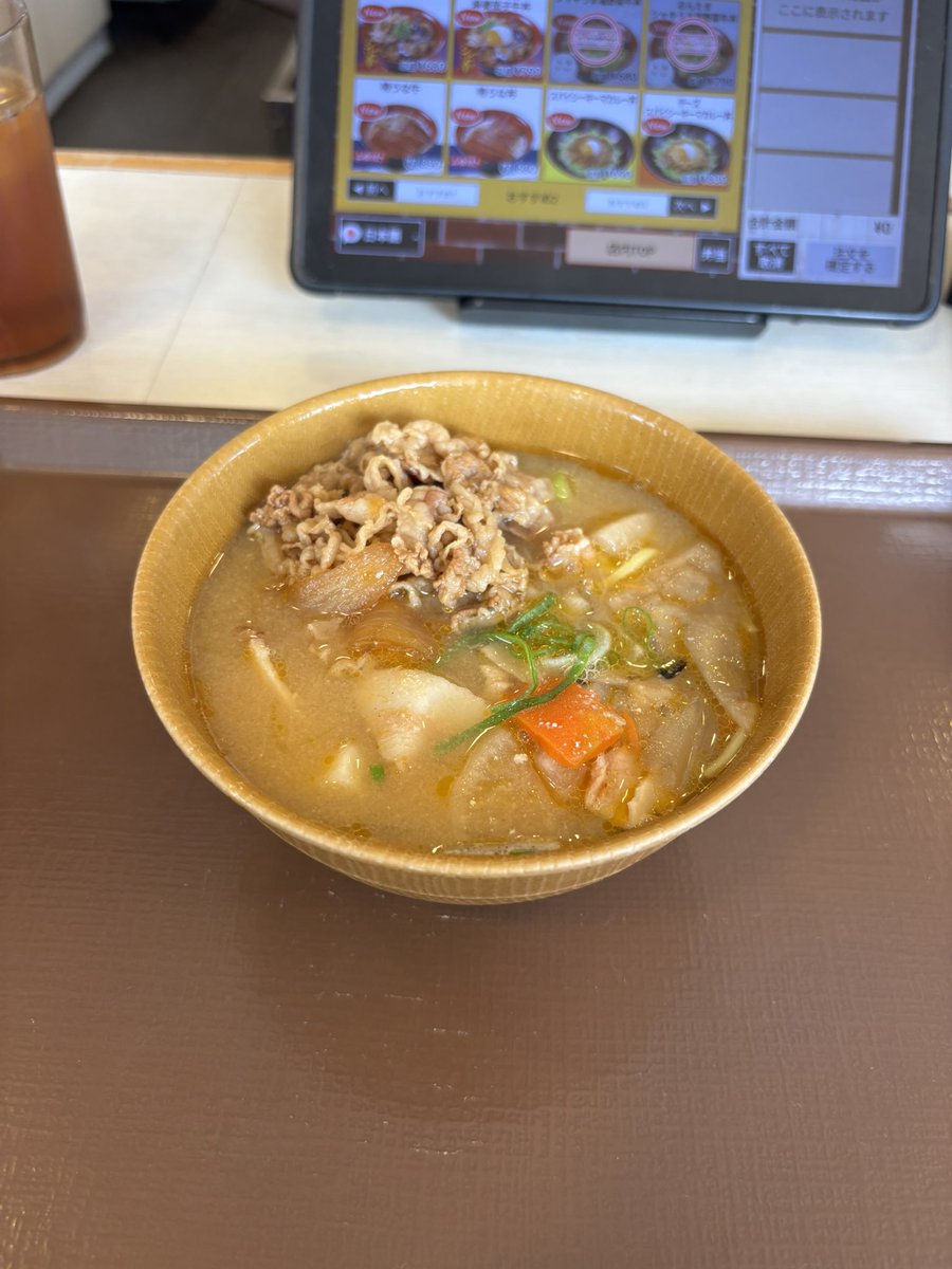 Naotobki's tweet photo. 番外編！

すき家　鹿嶋谷原店

牛とん汁みそらーめん

今日から発売のとん汁みそらーめん！
とん汁大好き人間にはたまらない🤤

味は全然良かったけどサイドメニューなので小さめでした😭笑
これだけ注文するのは恥ずかしいかも？笑

ラーメンは爆発だ！ https://t.co/O4DqSafN3V