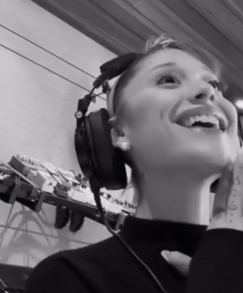 worstbeyavior's tweet photo. @infoari o sorrizinho dela falando "i love this song" tudo isso pros "fãs" tacarem hate só pq não tava "hitando" que vontade de matar um por um mds :( https://t.co/rpImsodUsG