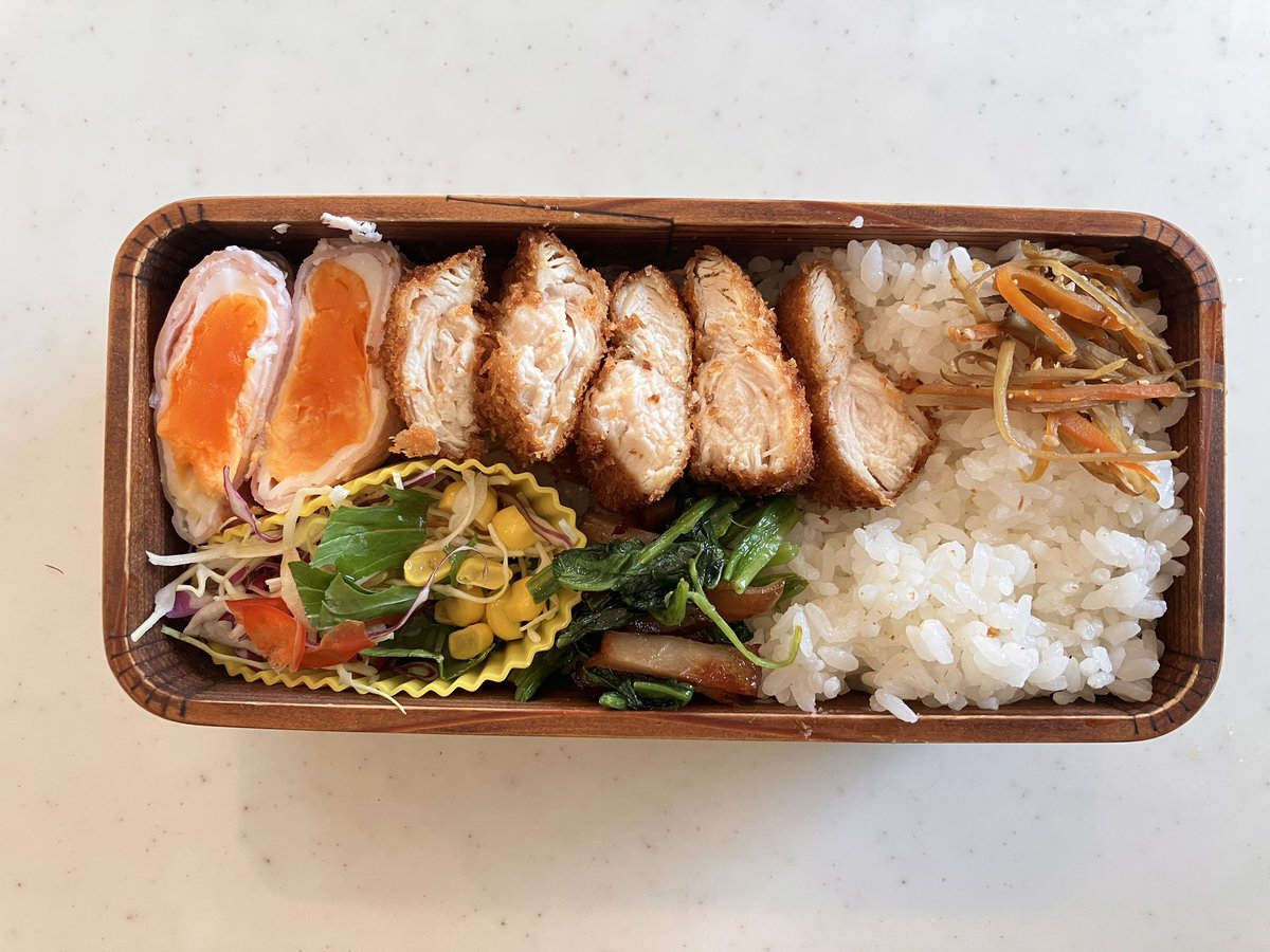 msrcar9526's tweet photo. 今日のお弁当完成！

・鶏ササミカツ
・自家製ベーコンとほうれん草の
　バター炒め
・レンチンハムエッグ
・きんぴらゴボウ
・サラダ

#お弁当
#お弁当記録 https://t.co/pXwyWMtc6n