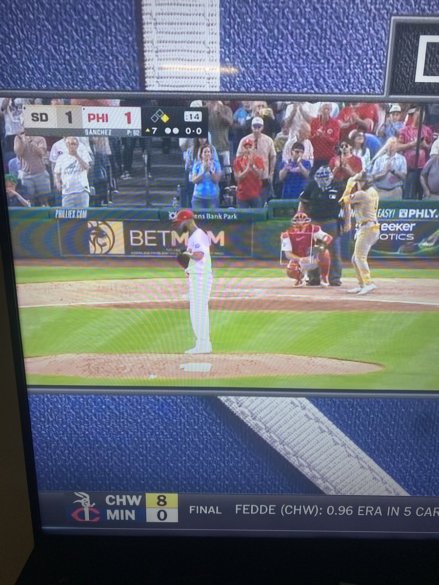 TheFootballPlan's tweet photo. Philly fans just get it. 

Standing ovation mid-inning after Sanchez’s streak comes to an end. 

#Phillies https://t.co/GD4tDx93WP