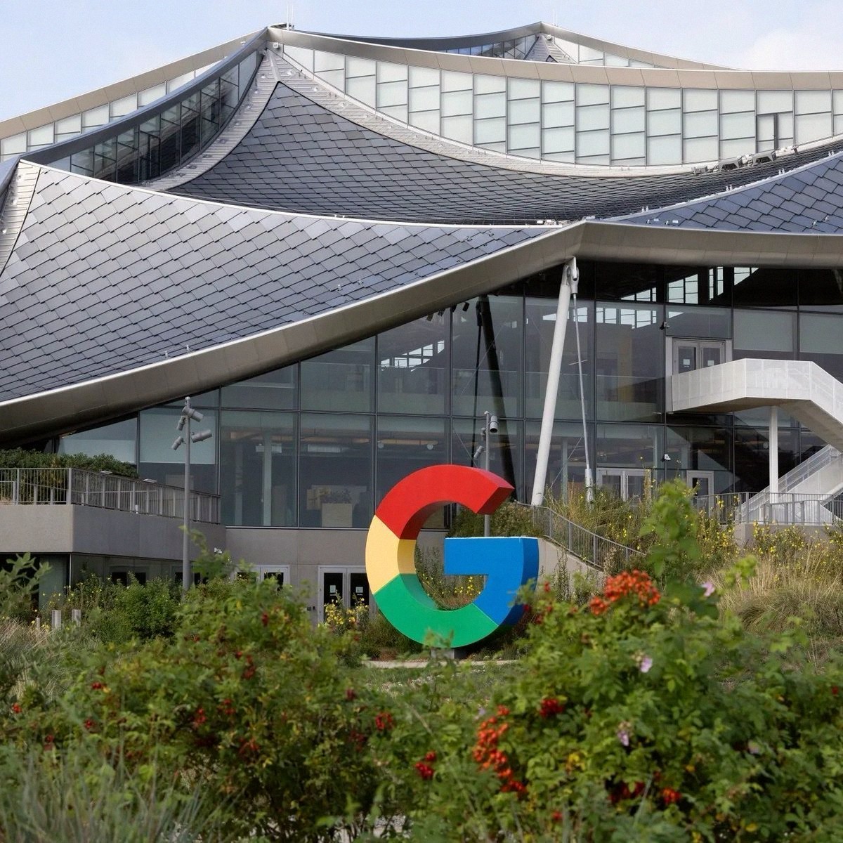 thedukeroi's tweet photo. Cathie Wood's Ark Invest just scooped up 267,582 shares of Google today $GOOGL $GOOG 📈🚀 https://t.co/7ibKfuJCkt